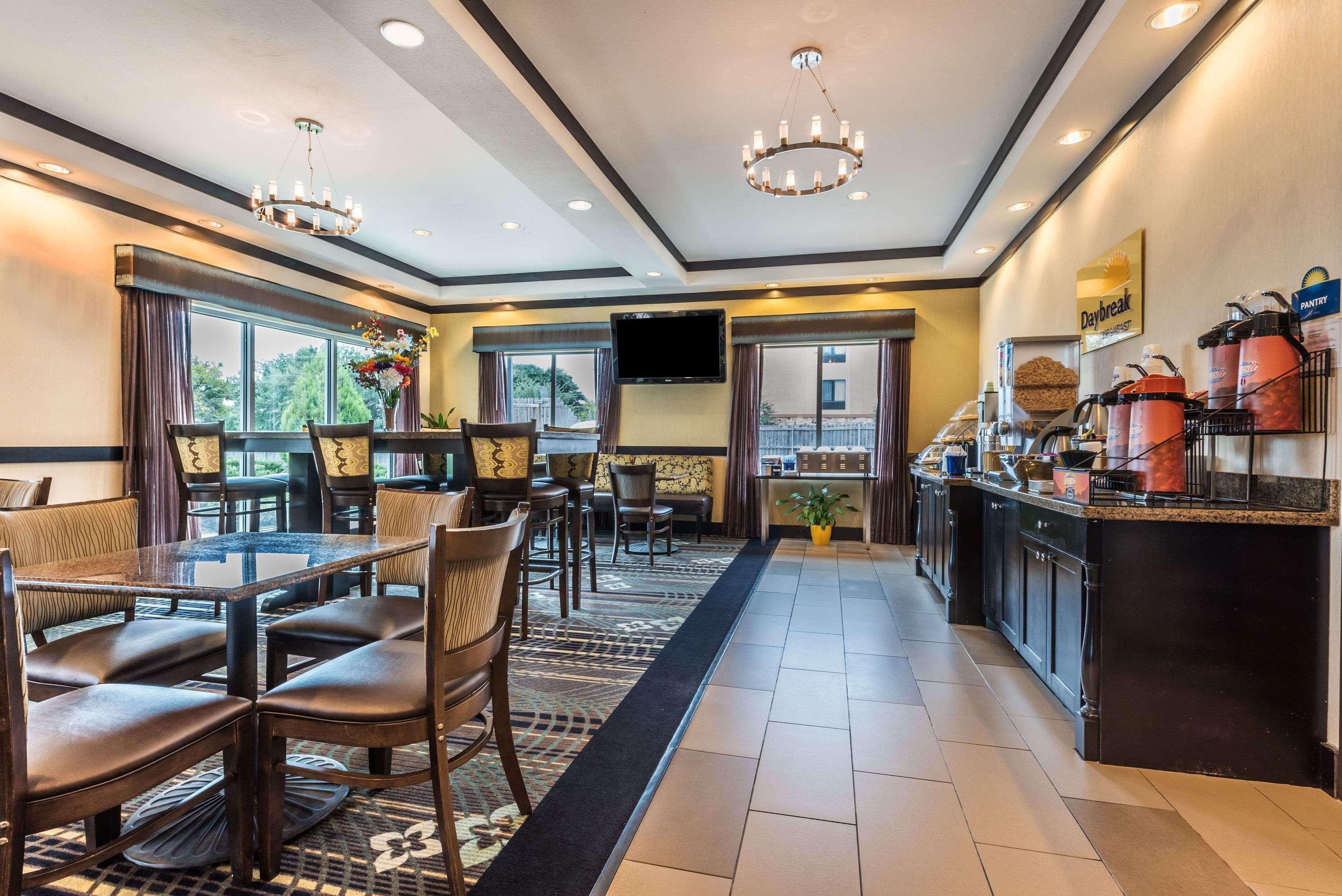 Days Inn & Suites By Wyndham Mineral Wells Εξωτερικό φωτογραφία