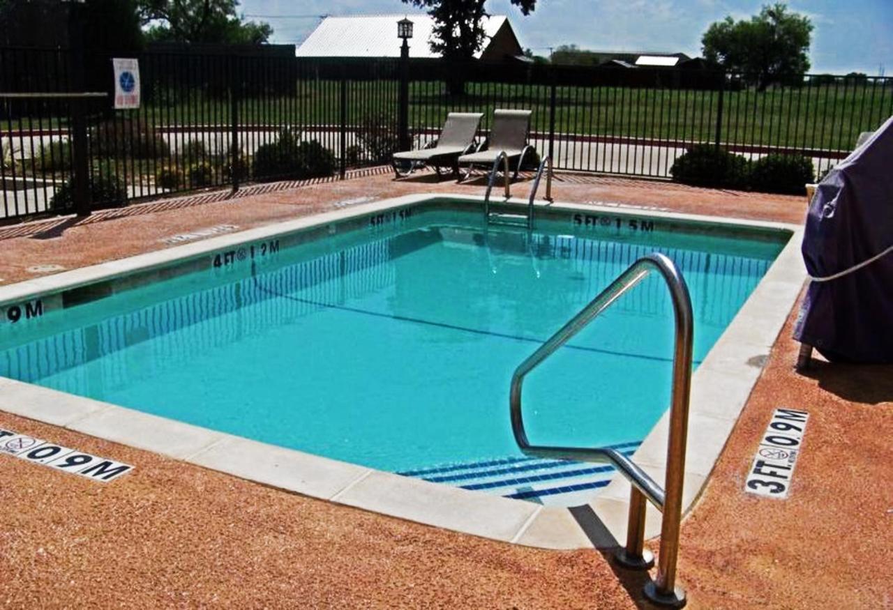 Days Inn & Suites By Wyndham Mineral Wells Εξωτερικό φωτογραφία
